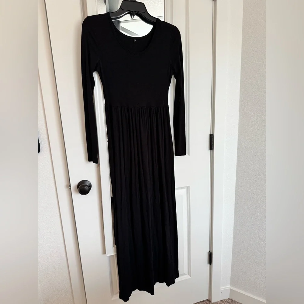 Elegant Black Maxi Dress - Picture 1 of 4